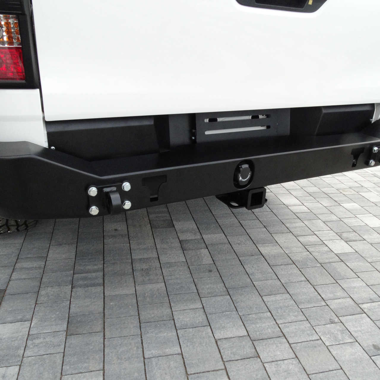 ZDERZAK TYLNY KRÓTKI (belka haka z kwadratką w zestawie) toyota Hilux